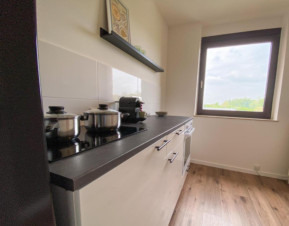 Schoene Wohnung Mit Rheinblick/Duesseldorf/Neuss/Messe Bagian luar foto